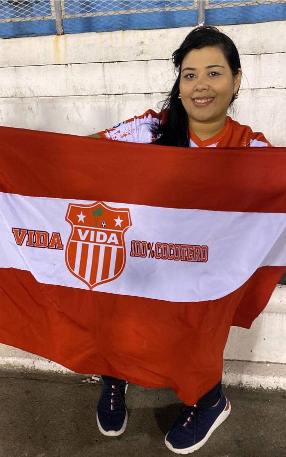 Esta aficionada del Vida apoyó a su equipo en el Olímpico.