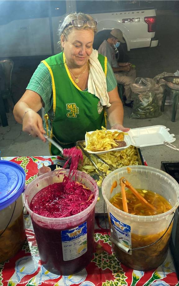 La venta de comidas típicas no faltaron en los estadios del fútbol hondureño.