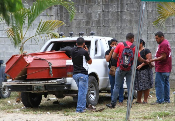 Dos personas mueren en asalto a bus en Puerto Cortés
