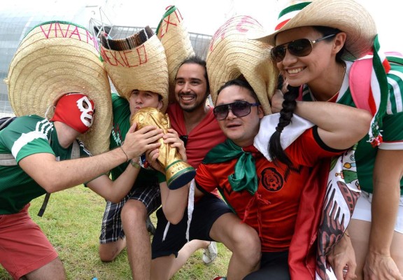Aficionados calientan el ambiente previo al partido México-Brasil