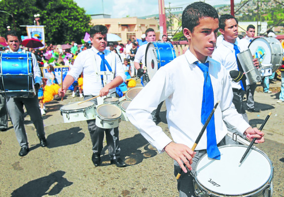 Pequeños demuestran su amor por la patria