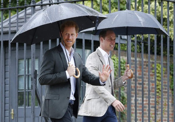 Príncipes William y Harry rinden homenaje a la princesa Diana antes del 20 aniversario de su muerte  