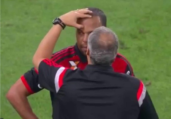 Este jugador se fracturó el cráneo en pleno partido del fútbol brasileño. Foto YouTube.