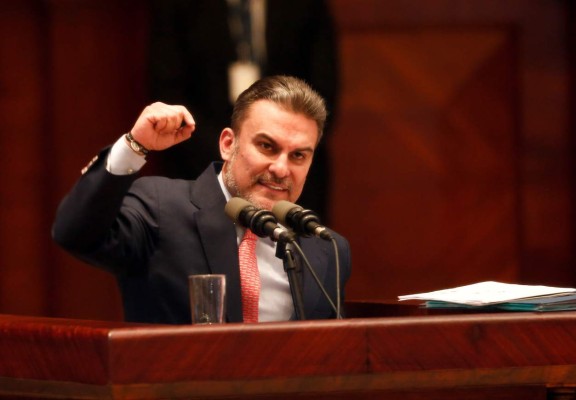 Parlamento de Ecuador destituye a su presidente e inicia juicio contra fiscal