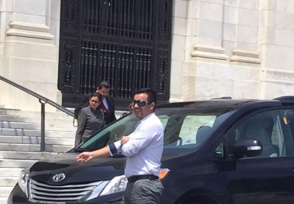 Honduras eleva protesta ante Venezuela por facilitar carro a Mel Zelaya