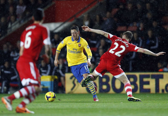 Arsenal tropieza y deja el liderato en bandeja de plata