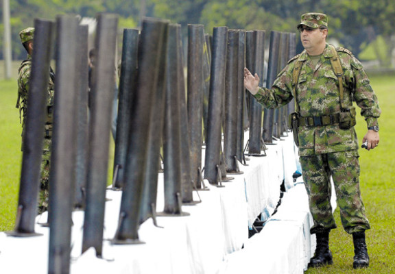 Renunció comandante del Ejército colombiano