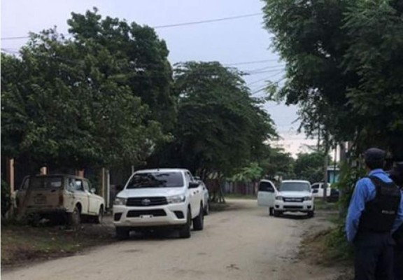 Autoridades allanan vivienda en un barrio de San Pedro Sula