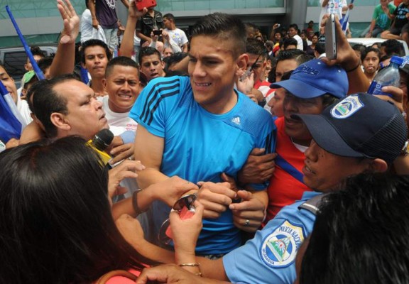 Multitudinario recibimiento en Managua al futbolista Óscar Duarte