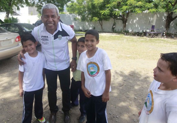 Jugadores del Marathón compartieron con los escolares de la Paz Barahona