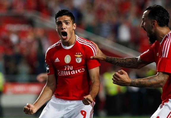 Mexicano Raúl Jiménez marca doblete en la Champions