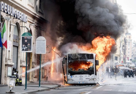 Se incendia autobús en pleno centro turístico de Roma