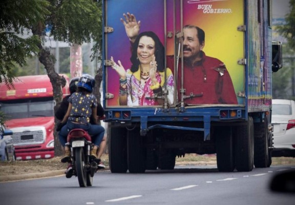 Despliegan clínicas móviles con la imagen de Ortega, que sigue sin dar la cara