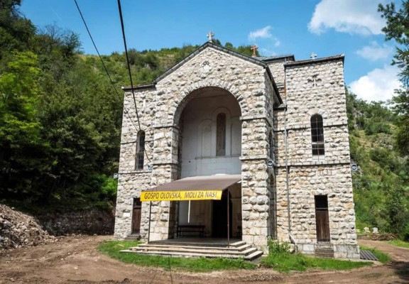 Cristianos y musulmanes veneran en Bosnia una iglesia dedicada a la Virgen