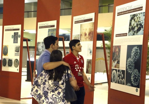 Réplica de la Sábana Santa ya se exhibe en San Pedro Sula