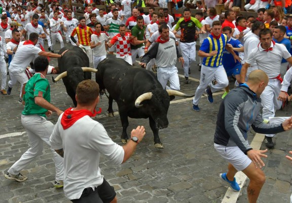 Dos estadounidenses corneados en el primer encierro de San Fermín