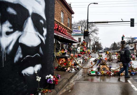 El juicio por la muerte de Floyd sigue en medio de tensión en calles de Minneapolis