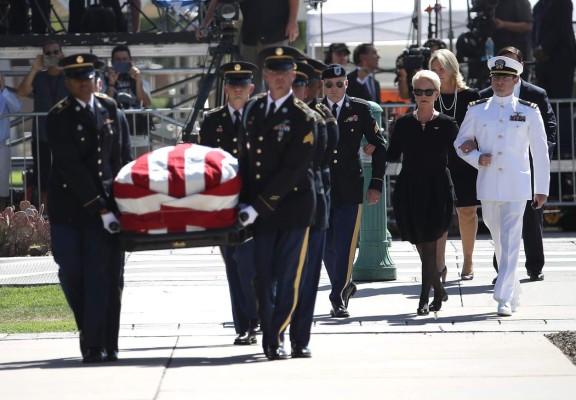 Arizona despide al senador John McCain como uno de sus héroes