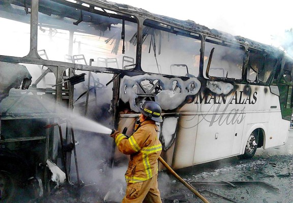 'De terrorismo” califica la Policía hondureña quema de dos buses