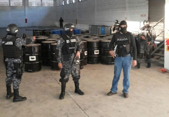 Incautan barriles con pasta para elaborar droga en San Pedro Sula