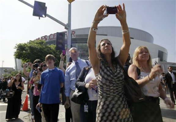 Parientes y famosos rinden homenaje a Jackson