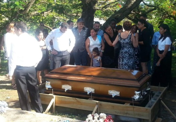 Roatán llora la muerte de su sirena