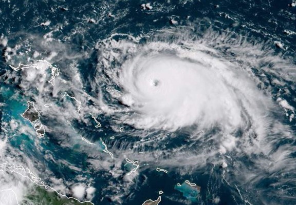 Dorian se fortalece y amenaza al sureste de EEUU sin impactar en Florida
