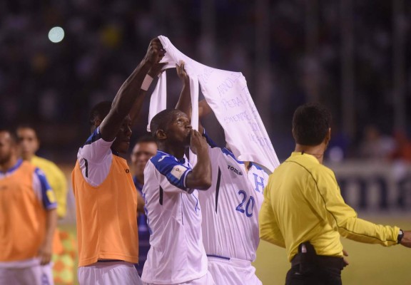 Honduras vence a El Salvador y se mete a la pelea