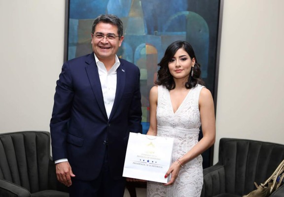 Katheryn recibe reconocimiento del Gobierno de Honduras por su éxito en La Academia