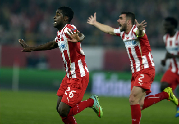 El tico Joel Campbell hace un golazo y deja en coma al Manchester United