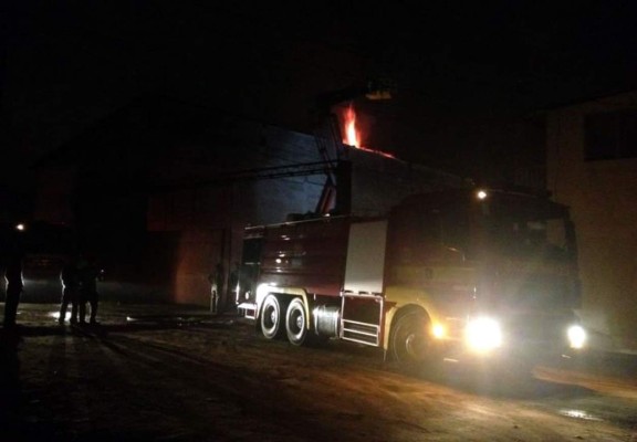 Bomberos controlan incendio en bodega sampedrana