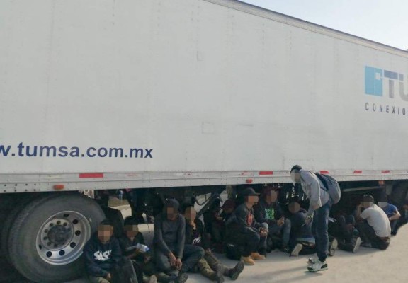 Rescatan a 233 migrantes en un tráiler abandonado al sur de México