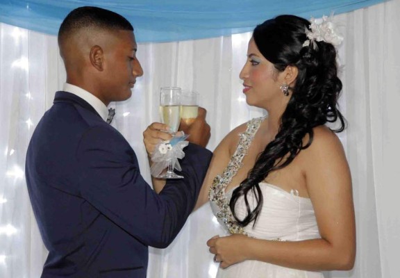 Futbolista Bryan Acosta contrae matrimonio en La Ceiba