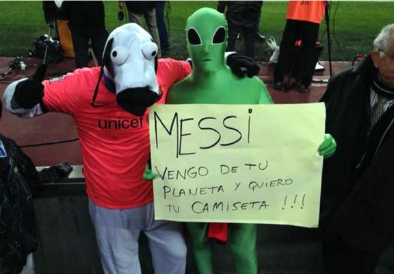 Un 'extraterrestre' asiste al Camp Nou para pedirle la camisa a Messi