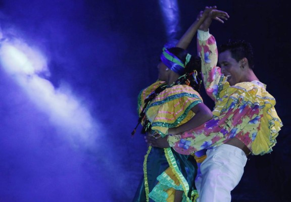 Más de 35 mil personas esperan en Plaza Juniana