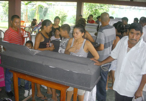 Entierran a madre y sus cuatro hijos asesinados en Mezapa
