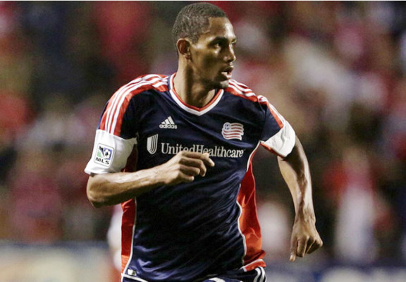 Jerry Bengtson volvió al once titular del New England