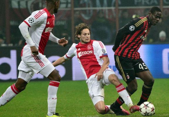 Milan accede a octavos tras resistir con diez ante el Ajax