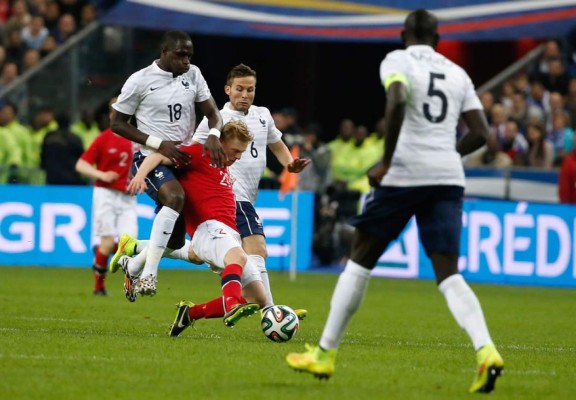 Francia exhibe su pegada goleando en amistoso a Noruega