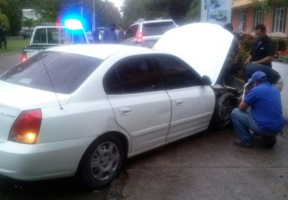 El vehículo involucrado en el choque al carro que transportaba a Farruko sufrió daños moderados.