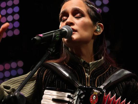 Quería buscar el origen de mi inquietud por hacer música, por escribir canciones. Un texto que vengo queriendo y a la vez no escribir, pero que fue avanzando a su ritmo, detalló Julieta Venegas en su publicación.