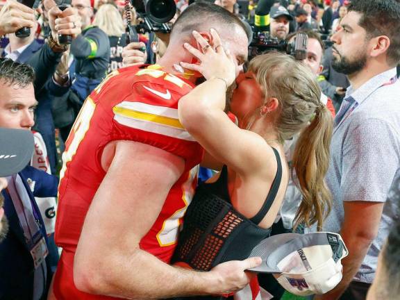 Fotografía de archivo de la estrella del pop Taylor Swift y el jugador de fútbol americano Travis Kelce.