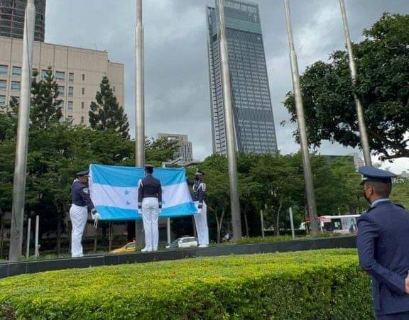 Bandera de Honduras fue izada en la plaza municipal de Taipéi