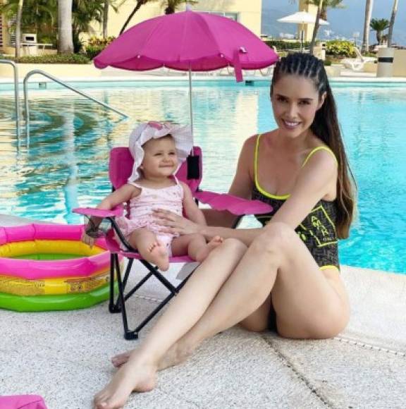 Este fin de semana la actriz de 'Gata Salvaje' posó en traje de baño luciendo su figura, la que ha recuperado en tiempo récord considerando que su pequeña acaba de cumplir 8 meses de nacida.