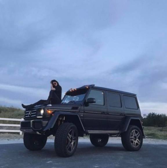 Kylie, muy activa en redes sociales donde suma más de 200 millones de seguidores, presume en Instagram los exóticos lujos que su fortuna le permite adquirir.<br/><br/>La menor de las Jenner tiene una impresionante colección de autos valorada en al menos 5 millones de dólares.