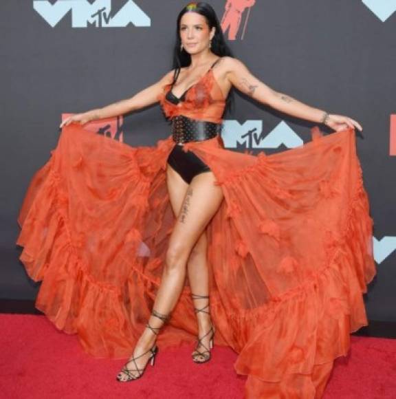 Halsey con un vestido de Dundas. La cantante reafirmó su apoyo a la comunidad LGBTQ pintando sus raíces con los colores del arcoíris.