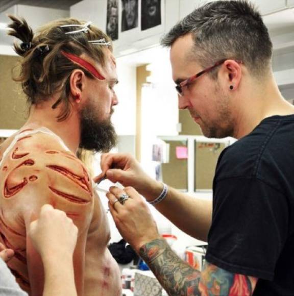 El artista en maquillaje Duncan Jarman maquillando a Leonardo DiCaprio.