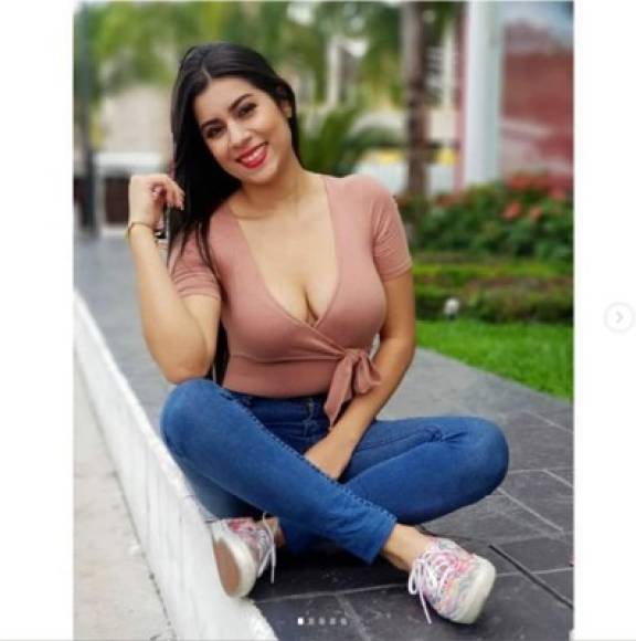 La bella joven radica en Tegucigalpa, donde fue estudiante de la Universidad Nacional Autónoma de Honduras cursando la licenciatura en Microbiología.
