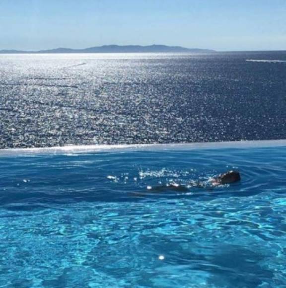Primero pasaron por Ibiza, luego hicieron una parada en Mónaco y ahora están en la idílica isla de Mykonos, en Grecia donde se alojan en un lujosísimo hotel, el Cavo Tagoo Mykonos, que tiene un precio de unos 4.500€, ¡por noche!