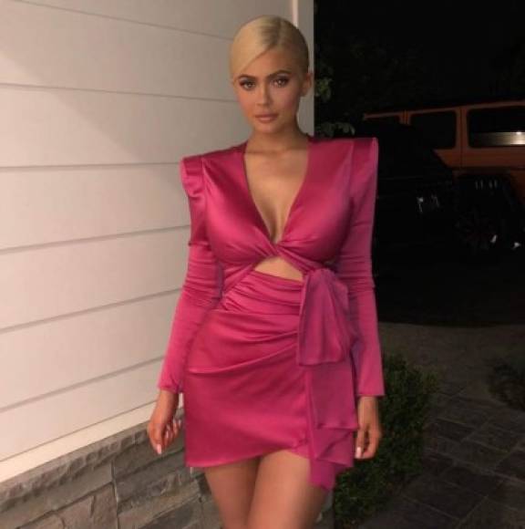 Según Lyst, Kylie ha generado más de 2 millones de búsquedas este año, desde sudaderas Adidas y gafas de sol Dior a ropa interior Victoria Secret y mini vestidos de Alexander Wang. <br/><br/>Un mini vestido rosa que usó en su fiesta de cumpleaños promovió búsquedas de 'vestidos rosados' que aumentaron un 107% en las siguientes 48 horas'.